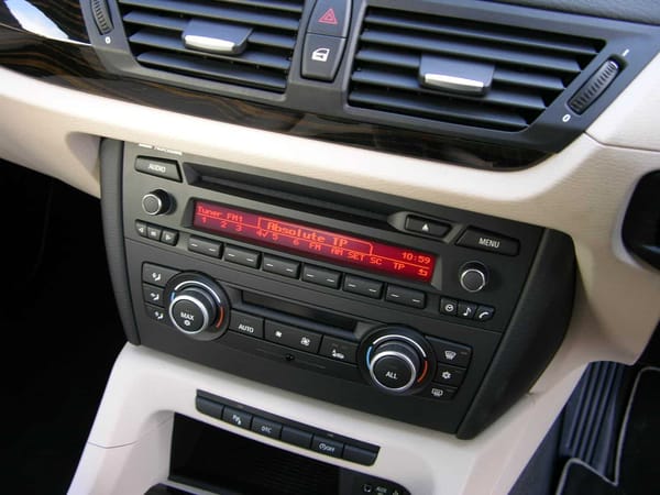 Audio system the reason of battery discharge in BMW - how to fix it?