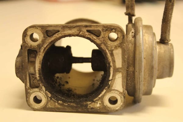 Error "Exhaust gas recirculation system. Air volume too low" in BMW - how to fix?