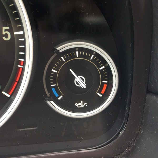 What is the normal operating temperature of the engine in the BMW 5?